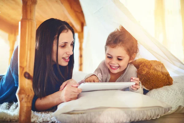 Becoming Connected Family Mother Her Little Daughter Using Digital Tablet — Stok fotoğraf