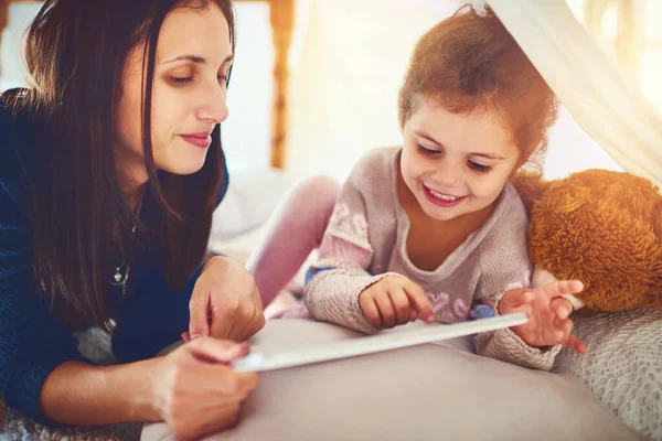 Technology Entertains Educates Same Time Mother Her Little Daughter Using — Foto Stock