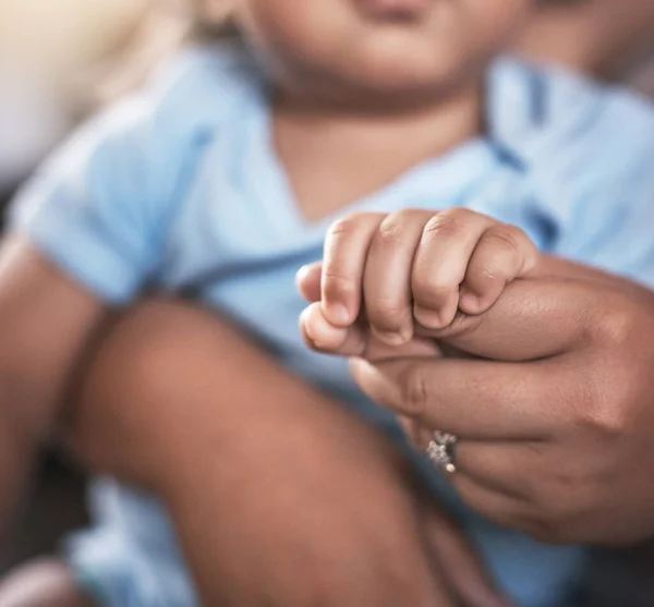 Tiny Hands Bring Great Love Closeup Shot Mother Holding Her — ストック写真