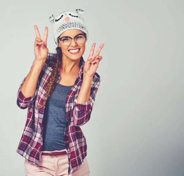 Spreading Peace What Makes Happy Attractive Young Woman Showing Peace — Stockfoto