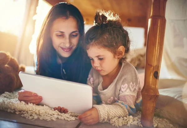 Exploring Digital World Mother Her Little Daughter Using Digital Tablet — Zdjęcie stockowe