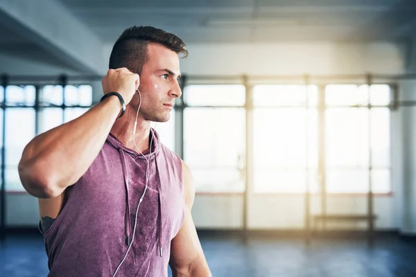 Plugging Perfect Playlist Muscular Young Man Listening Music Gym — Fotografia de Stock