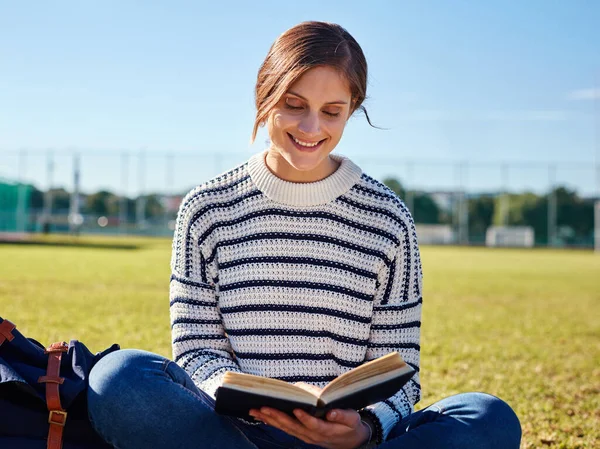 Studying Sun Attractive Young Female University Studying Campus Grounds — Foto Stock