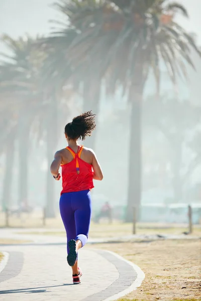 Τρέχω Γιατί Είναι Καλό Για Μένα Μια Αθλητική Νεαρή Γυναίκα — Φωτογραφία Αρχείου