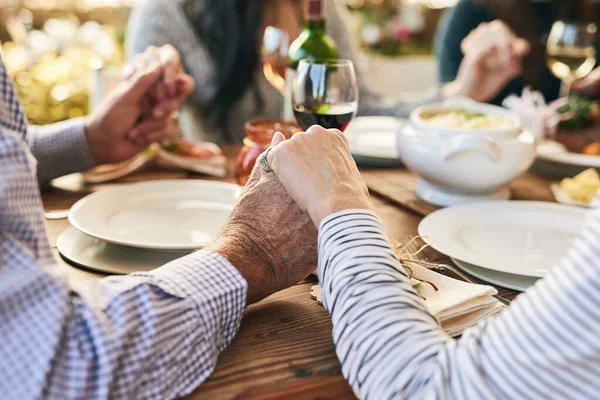 Family Joining Hands Two Unrecognizable People Holding Hands Dinner Table — Foto de Stock