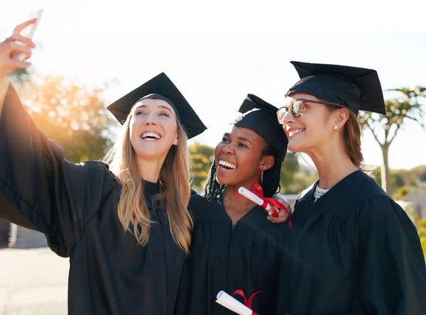 Made Girls Side Group University Students Taking Selfies Graduation Day — Stok fotoğraf