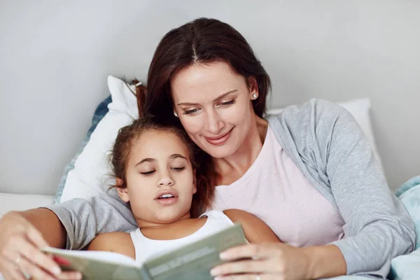 Spending Her Time Being Perfect Mother Mother Daughter Reading Bedtime — Zdjęcie stockowe