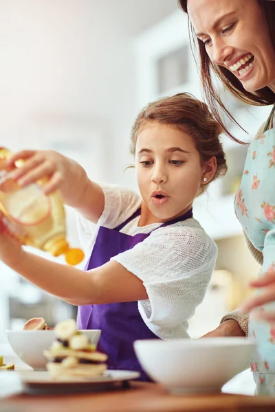 Sweeter Better Mother Daughter Preparing Food Kitchen Home — Stok Foto