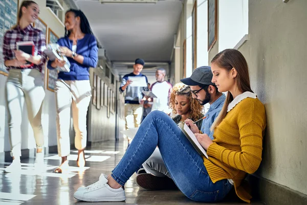 Staying Top Studies Full Length Shot Group Young Students Studying — Stockfoto