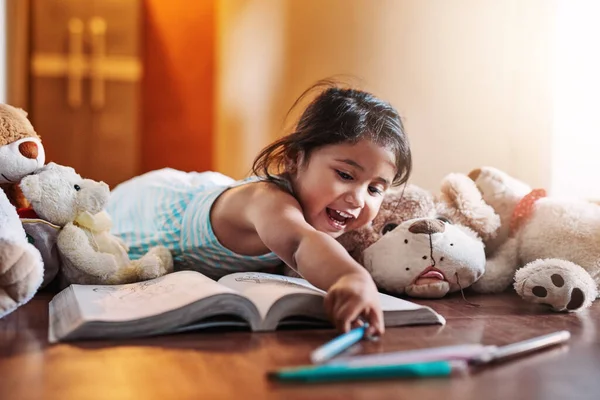 Can Almost Reach Focused Little Girl Writing Book While Lying — Stockfoto