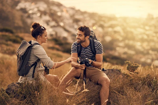 Love One Couple Looking Pictures Camera While Out Hiking Trip — Fotografia de Stock