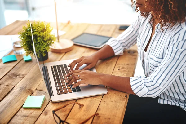 Its Time Shared Thoughts Unrecognizable Young Woman Using Her Laptop — Stok fotoğraf