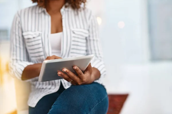 Know Just Site Unrecognizable Young Businesswoman Using Her Digital Tablet — Stock Photo, Image