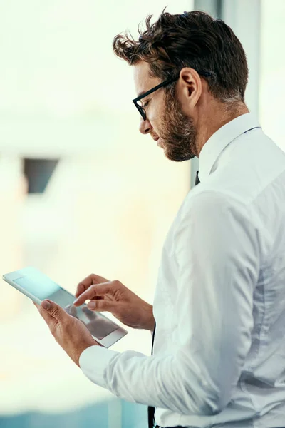 Staying Connected New Opportunities Young Businessman Using Digital Tablet Office — Stockfoto