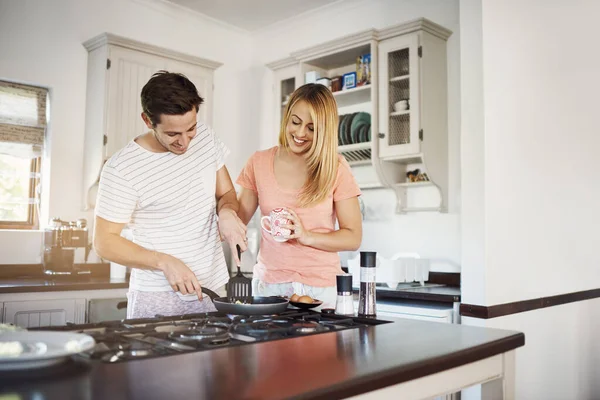 Breakfast Perfect Time Bond Happy Young Couple Cooking Breakfast Together — Stockfoto