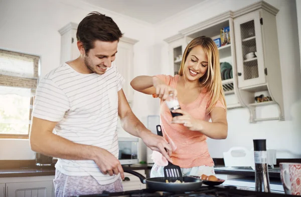 Breakfast Even Better Its Shared Happy Young Couple Cooking Breakfast — Stockfoto