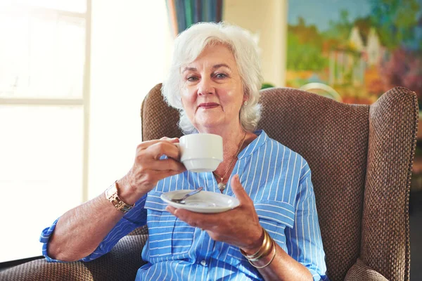 Relaxing Sofa Cup Tea Best Senior Woman Drinking Cup Tea — Stockfoto
