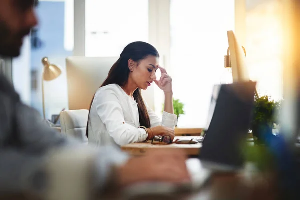Headache Needs Young Woman Experiencing Headache Office — Fotografia de Stock