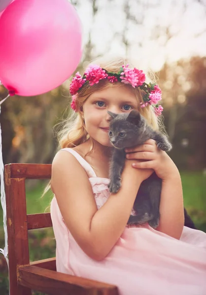 Best Birthday Ever Happy Little Girl Holding Kitten Looking Camera — ストック写真