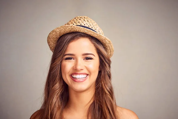 She Smiles Effortlessly Studio Portrait Attractive Happy Young Woman Posing — Stockfoto
