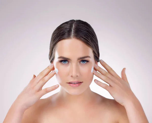 Moisturize Reduce Wrinkles Studio Shot Beautiful Young Woman Applying Moisturizer — Fotografia de Stock