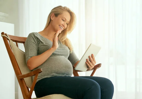 Connecting Other Expectant Parents Pregnant Woman Using Her Digital Tablet — Stok fotoğraf