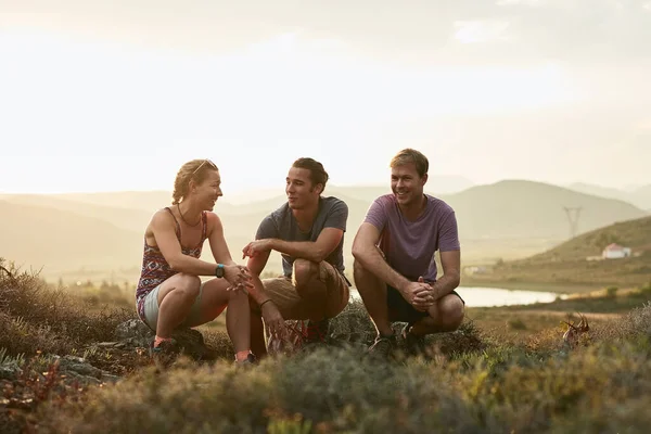 Great Company Grand Outdoors Three Happy Young Hikers Taking Break — Stockfoto