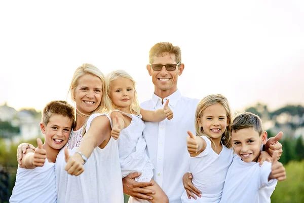 Αντίχειρας Επάνω Αγαπάτε Την Οικογένειά Σας Μια Ευτυχισμένη Οικογένεια Τους — Φωτογραφία Αρχείου