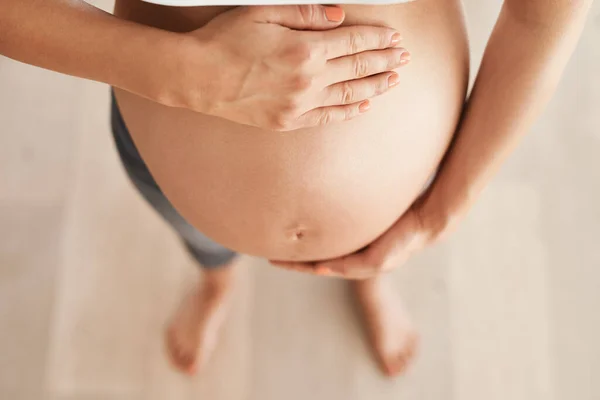 Due Date Corner Cropped High Angle Shot Pregnant Woman Holding — Stockfoto