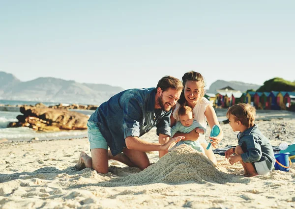 Going Build Big Sand Castle Together Young Family Spending Quality — Stockfoto