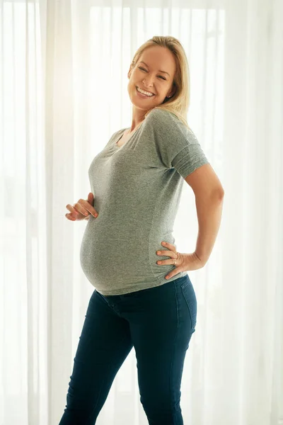Just Cant Help Excited Beautiful Woman Posing Her Baby Bump — 스톡 사진