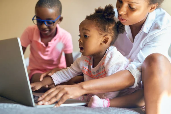 Can Own Mommy Affectionate Young Family Using Laptop Together Home — Stockfoto