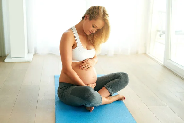 Υγιής Μαμά Υγιές Μωρό Έγκυος Γυναίκα Που Εργάζεται Ένα Στρώμα — Φωτογραφία Αρχείου