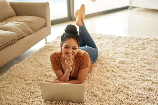 Chilling Best Wifi Involved Beautiful Young Woman Using Laptop Home — Stock Photo, Image