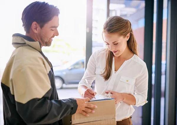 Right Time Promised Businesswoman Signing Her Delivery Courier — Photo