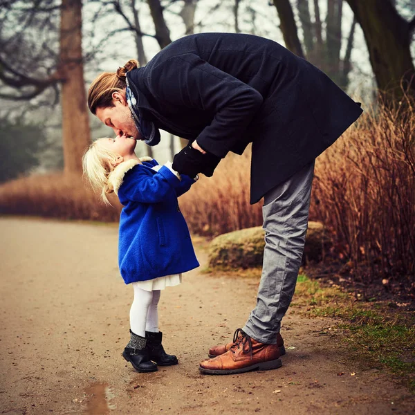 She Now Always Her Daddys Girl Adorable Little Girl Giving — Zdjęcie stockowe