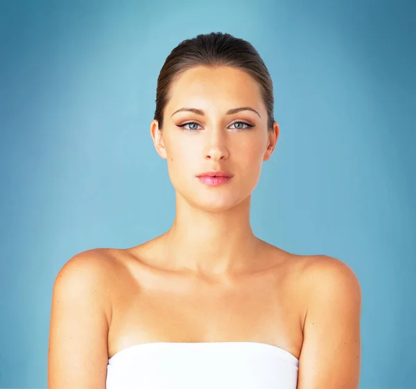Straight Beauty Studio Portrait Beautiful Young Woman Posing Blue Background — kuvapankkivalokuva