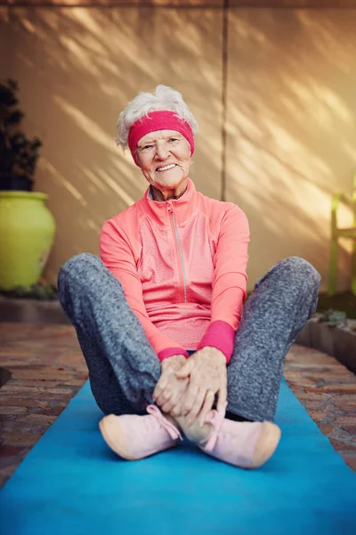 Growing Old Became Easy Due Fitness Senior Woman Exercising Home — Fotografia de Stock