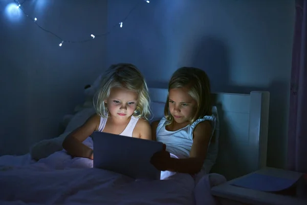 Theres Always Something Keep Them Entertained Online Two Little Girls — Zdjęcie stockowe