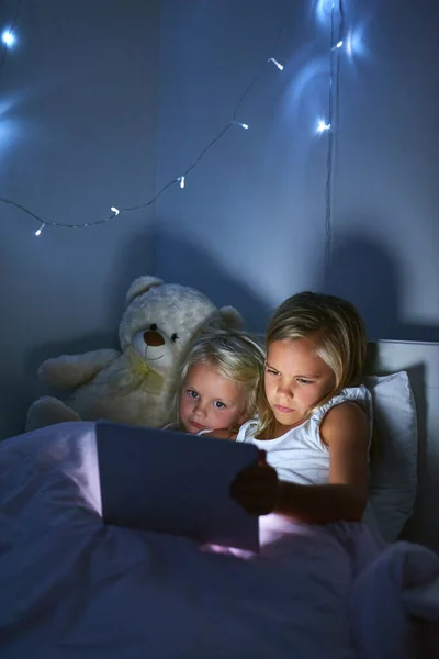 Learning Growing Digital Age Two Little Girls Using Digital Tablet — Zdjęcie stockowe