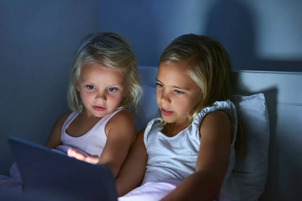Playing Favourite Apps Two Little Girls Using Digital Tablet Bedtime — Zdjęcie stockowe