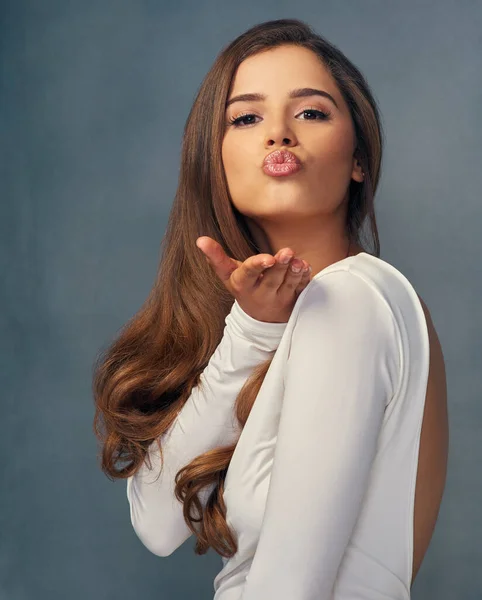 Just You Studio Portrait Attractive Young Woman Blowing Kiss Grey — Foto de Stock