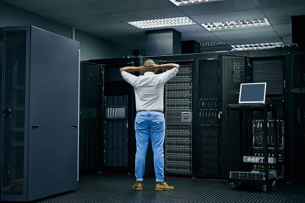 Scenes Error Message Rearview Shot Technician Having Difficulty Repairing Computer — 图库照片