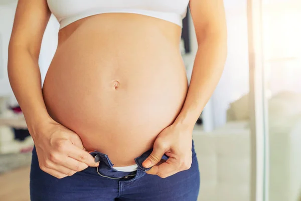 Τίποτα Δεν Ταιριάζει Πια Μια Έγκυος Που Φοράει Παντελόνι Της — Φωτογραφία Αρχείου