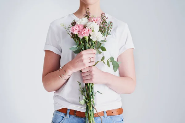 Want Feel Free Flowers Studio Shot Unrecognizable Woman Holding Bouquet — kuvapankkivalokuva