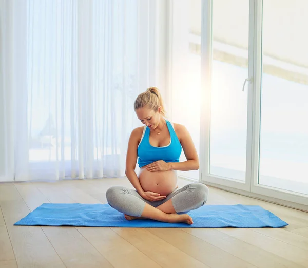 Μωρό Τρελαίνεται Όταν Γυμνάζεται Έγκυος Γυναίκα Που Εργάζεται Ένα Στρώμα — Φωτογραφία Αρχείου