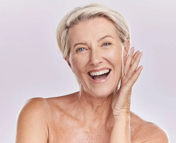 Portrait Happy Woman Showing Healthy Skin Smile Advertising Beauty Skin — Zdjęcie stockowe