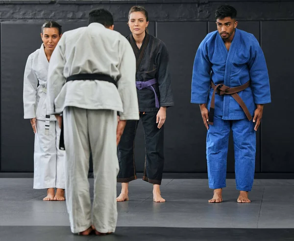 Karate Coach Teaching Fitness Class Gym Students Learning Self Defense — Stockfoto