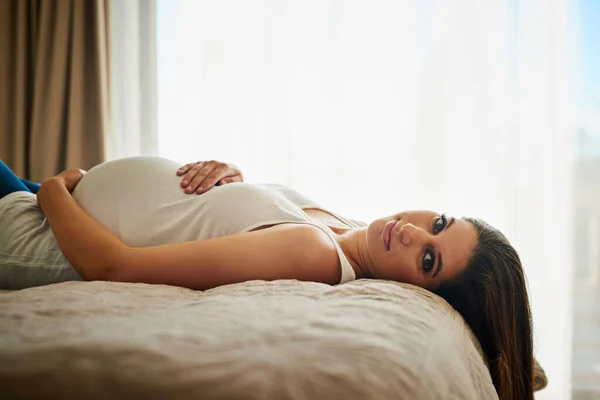 Hes Already Become Everything Portrait Smiling Pregnant Woman Cradling Her — Stok fotoğraf