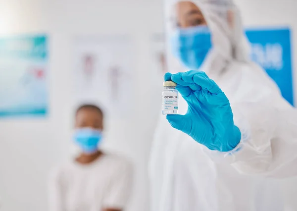 Covid Corona Virus Vaccine Vaccination Healthcare Worker Hands Showing Liquid — Zdjęcie stockowe